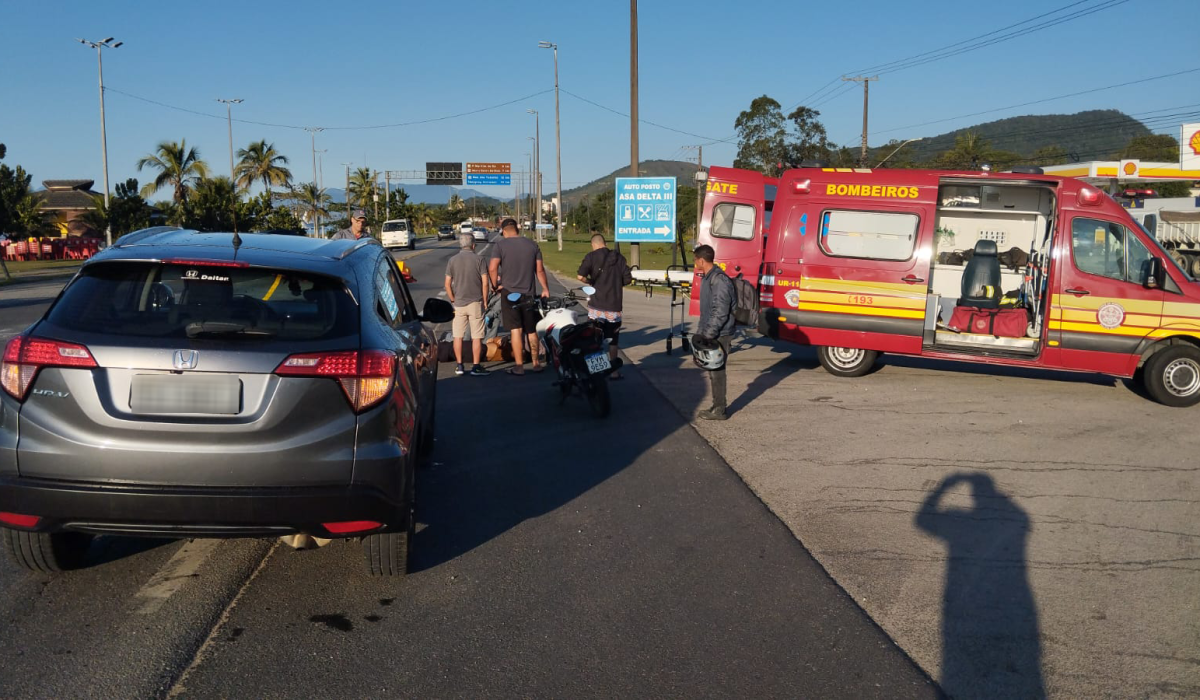 Jovem de 21 anos fica ferida em colisão entre moto e carro na Rio-Santos, em Caraguatatuba 2