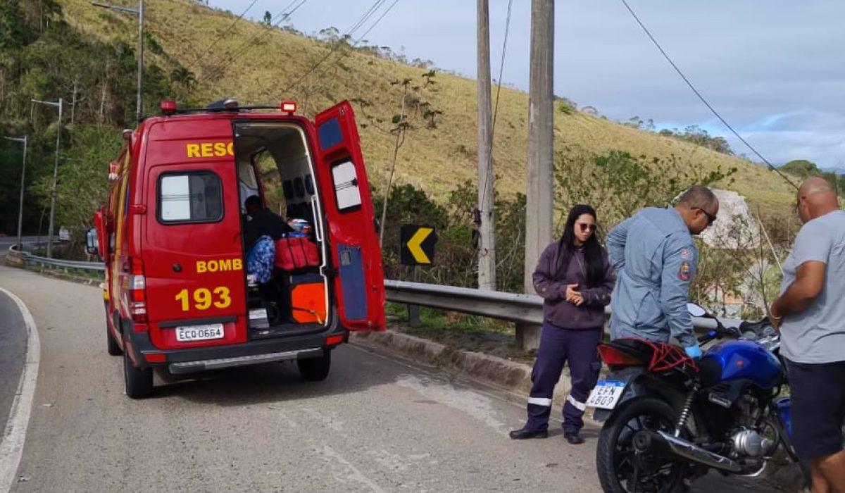 Jovem fica ferido após cair de moto na Rodovia Rio-Santos