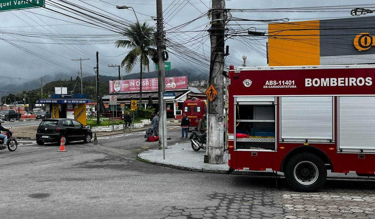 Jovem fica ferido em colisão entre carro e moto em Caraguatatuba