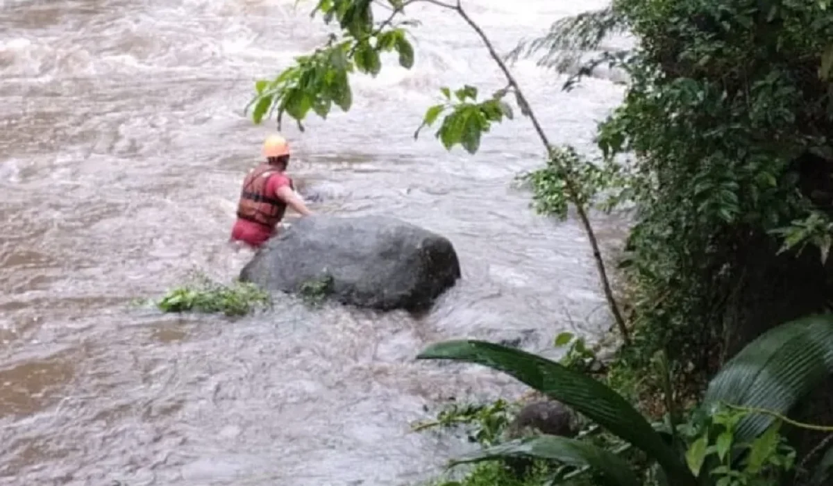 Jovens-ficam-ilhados-em-cachoeira-de-Ubatuba-e-sao-resgatados-pelos-bombeiros
