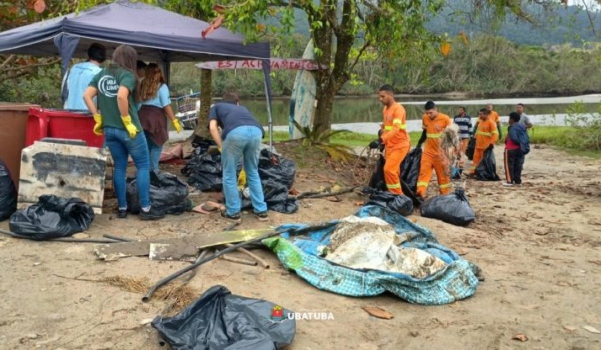 Limpeza no Perequê-Açu retira quase 90 kg de resíduos da restinga