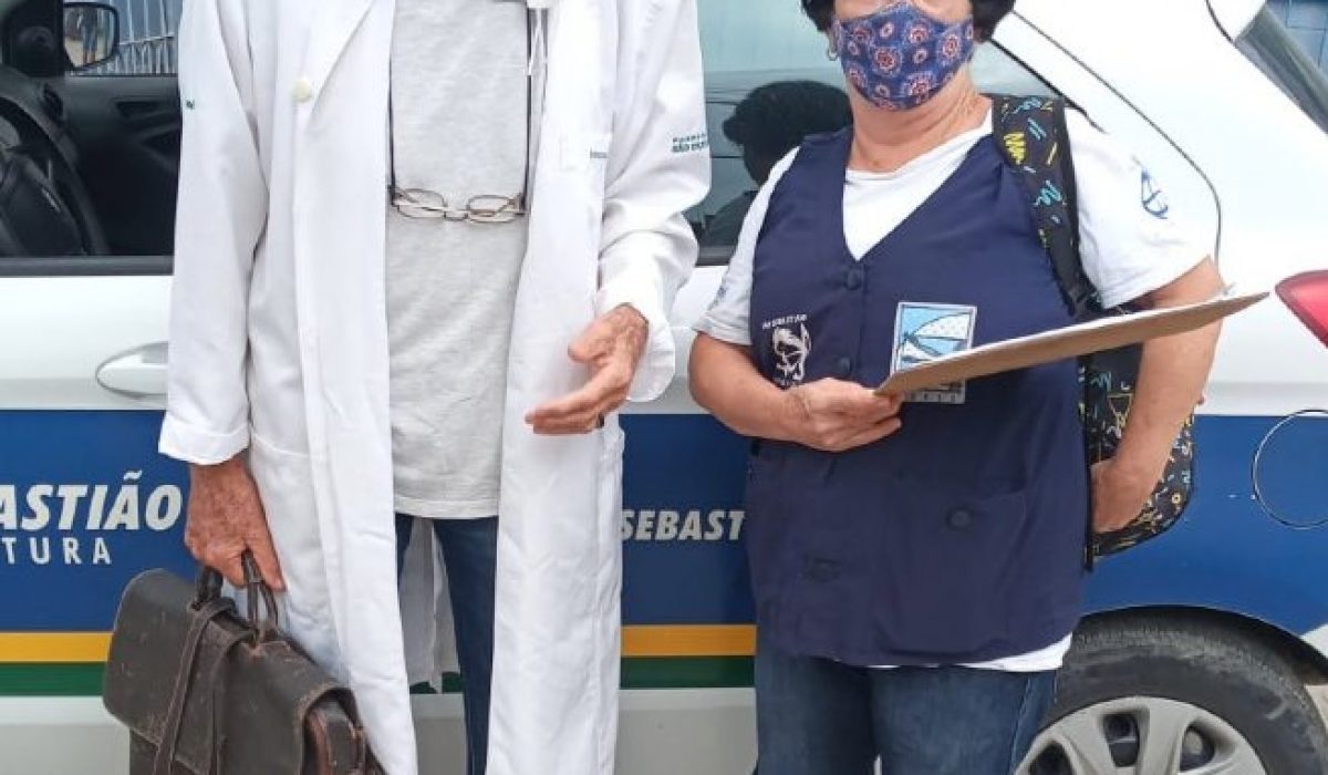 Médico aposentado se voluntaria para acompanhar equipe do PSF em visitas domiciliares no bairro Cambury
