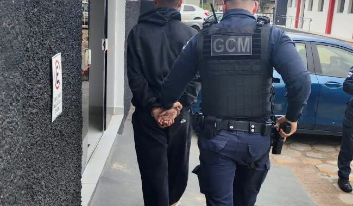 Menor é apreendido com quase 100 porções de droga em quadra abandonada