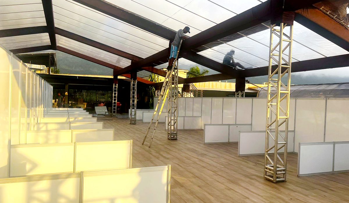Montagem dos estandes do Casar Day, que será realizado em Ilhabela - Divulgação