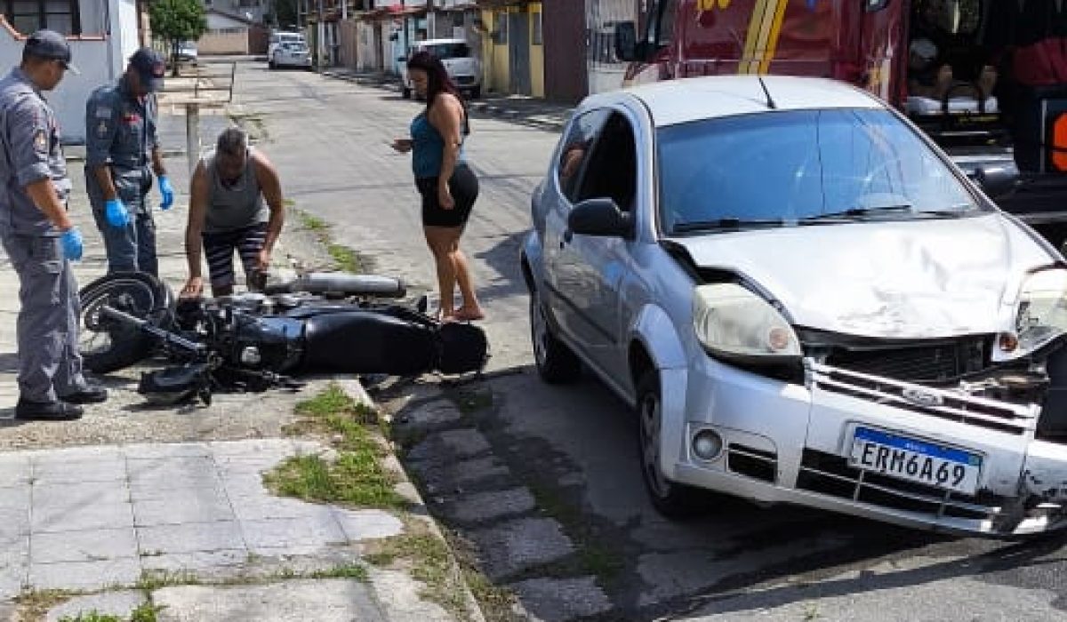 Motociclista fica ferido após colisão com carro em Caraguatatuba