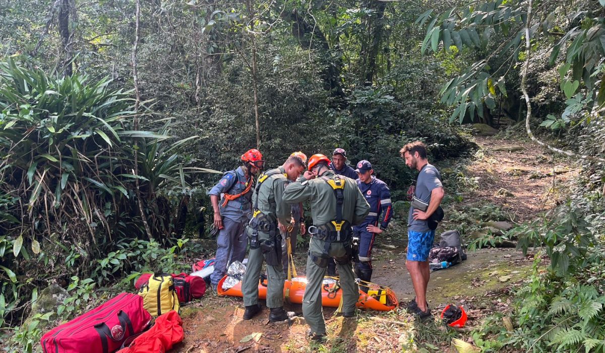 Mulher é resgatada de helicóptero após queda em cachoeira de Ilhabela2