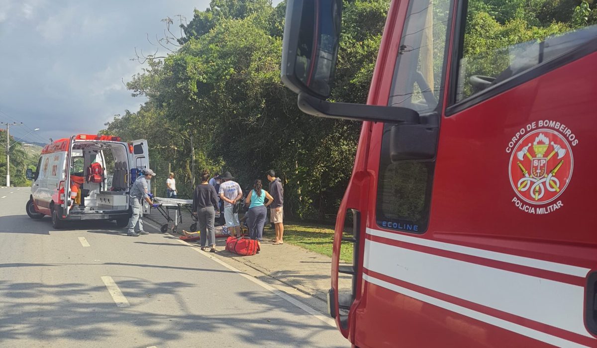 Mulher fica ferida em acidente com triciclo elétrico em Ilhabela