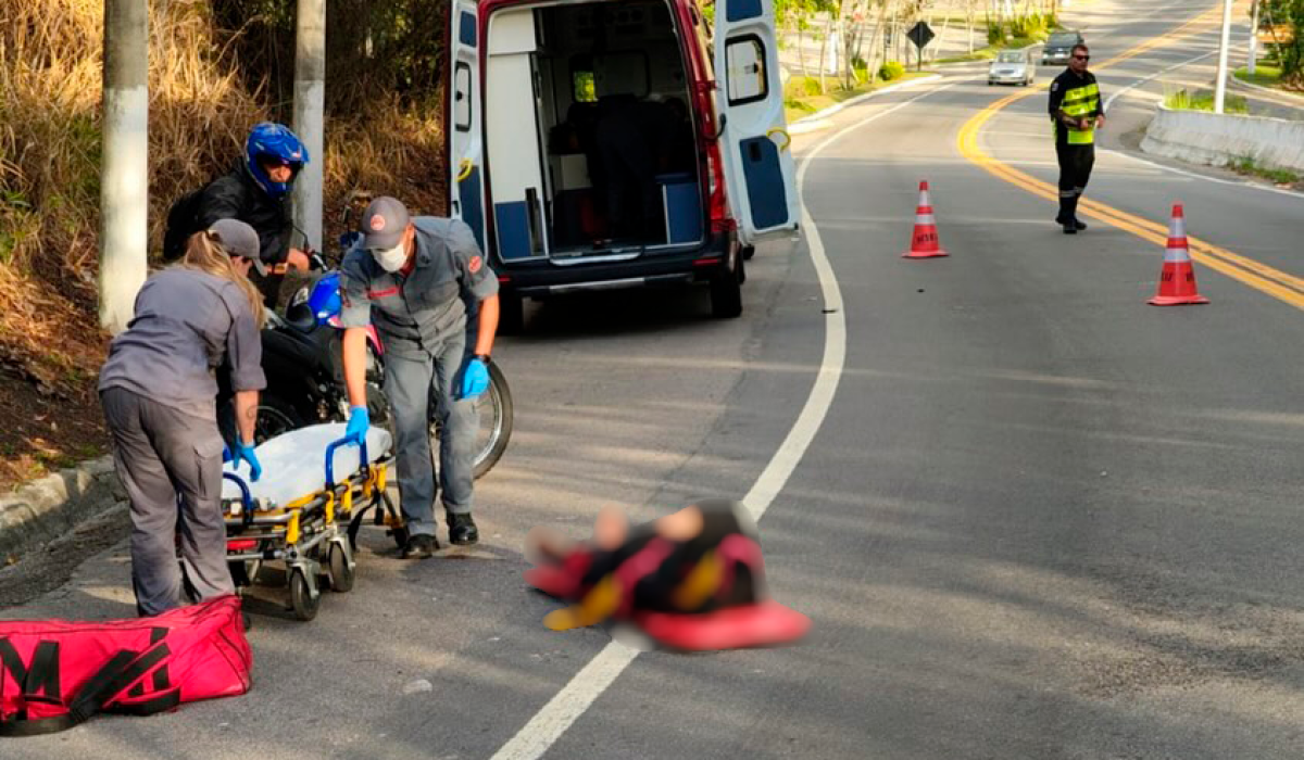 Mulher morre após queda de moto na SP-55, em São Sebastião