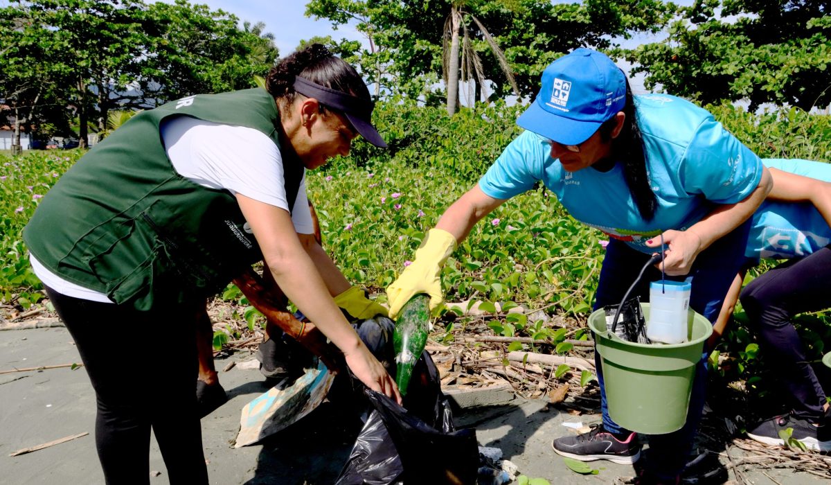 O-mar-nao-esta-para-lixo-Porto-Novo-Foto-Luis-GavaPMC-1-scaled