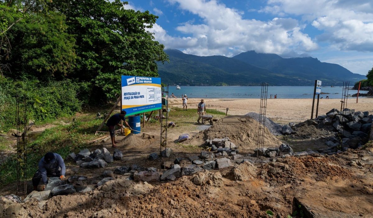 Obra na Praça da Praia Preta F1