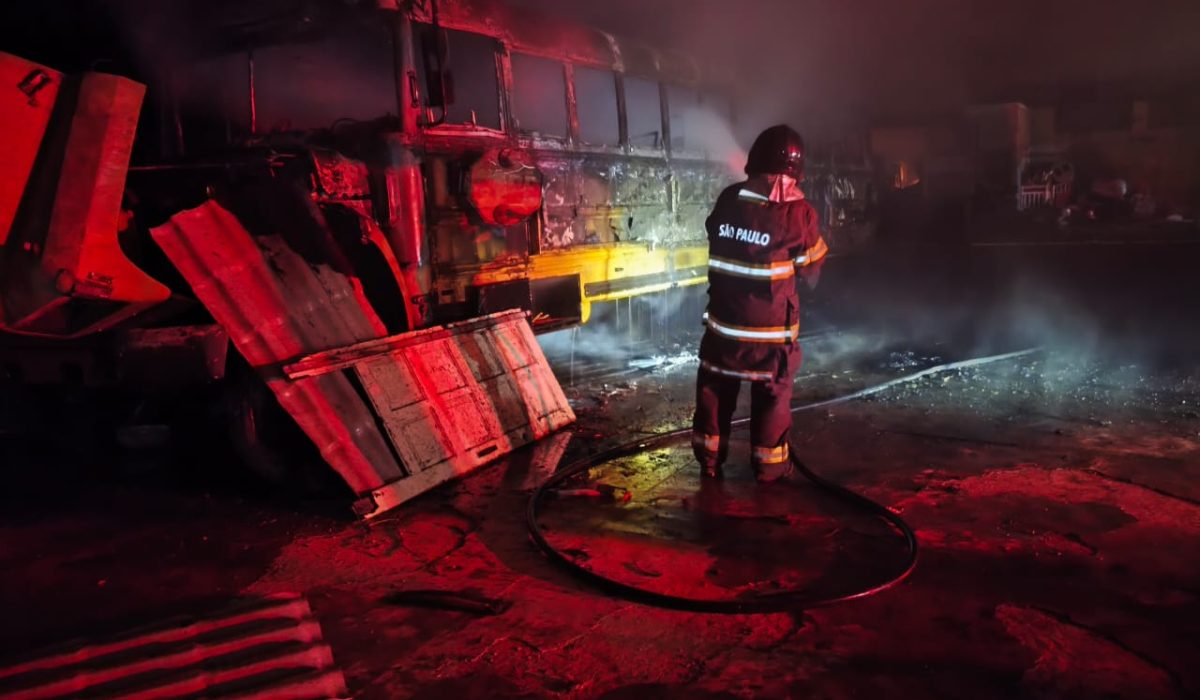 Ônibus abandonado pega fogo durante a madrugada em Ubatuba1