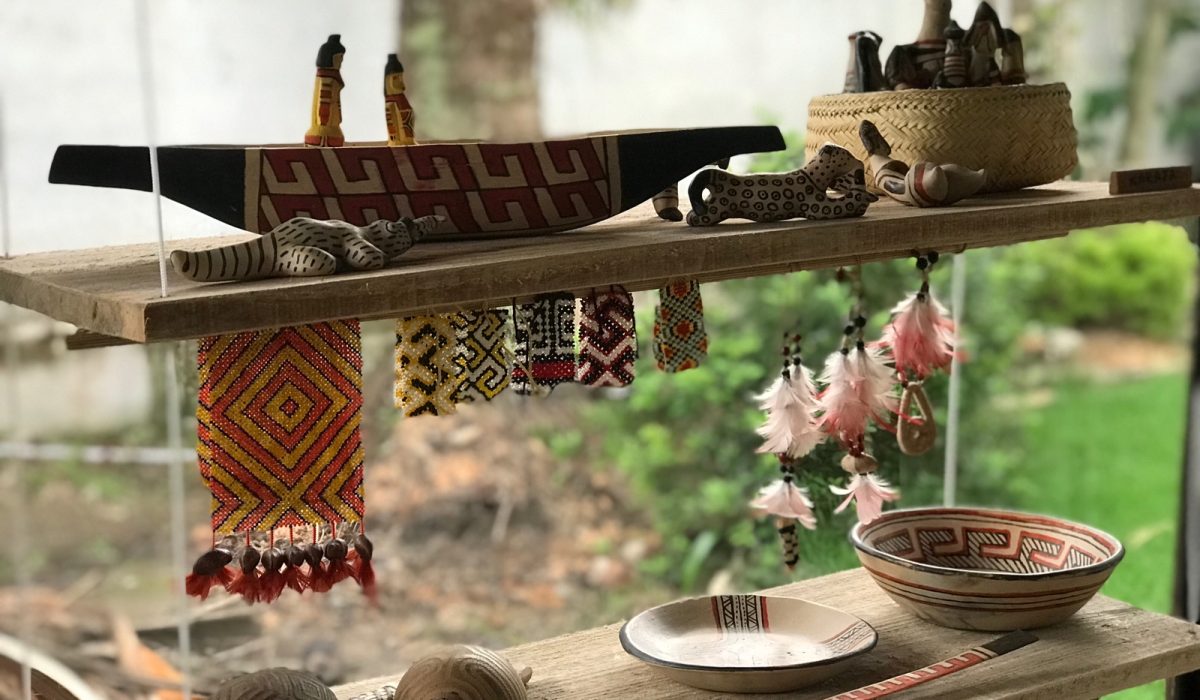Peças em cerâmica, madeira, cestaria e acessórios em exibição no Espaço Hartãt (Foto Drielly Leite)