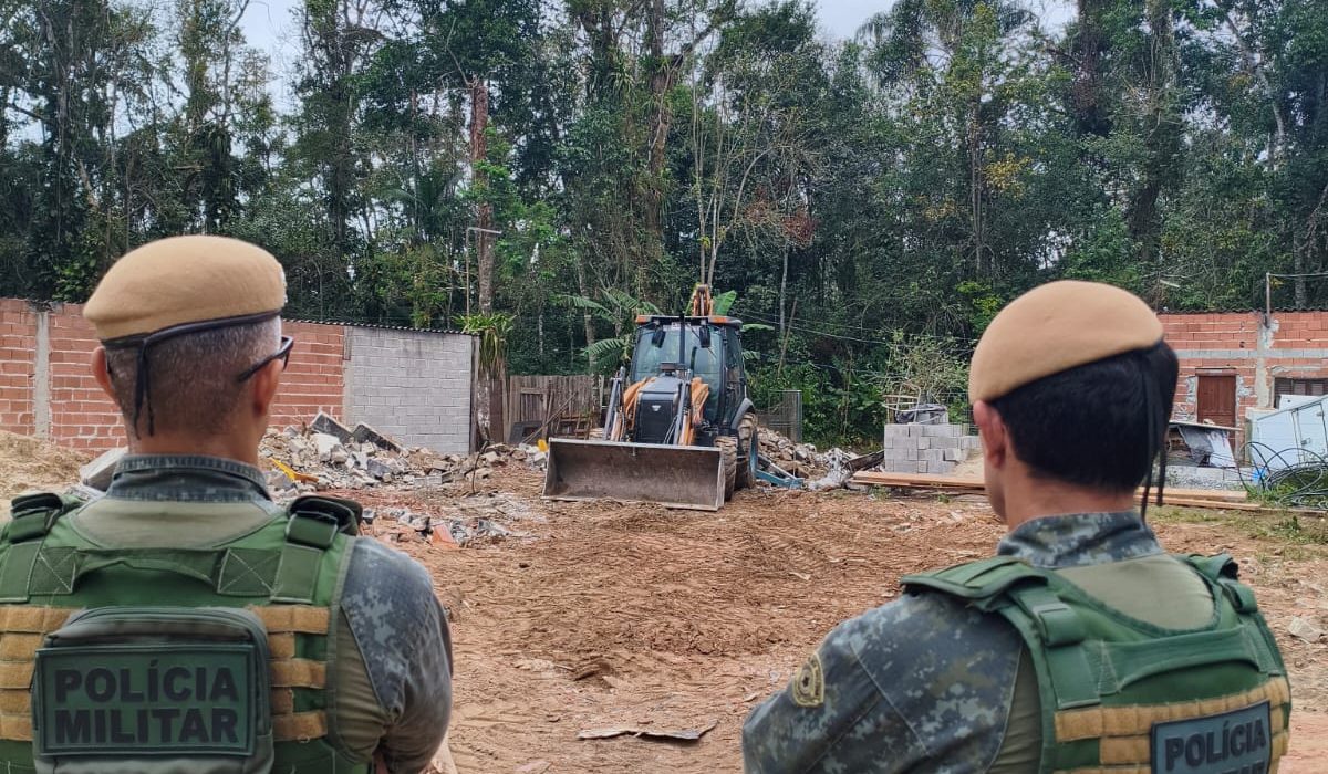Polícia Ambiental demole construções irregulares em área protegida de Caraguatatuba1