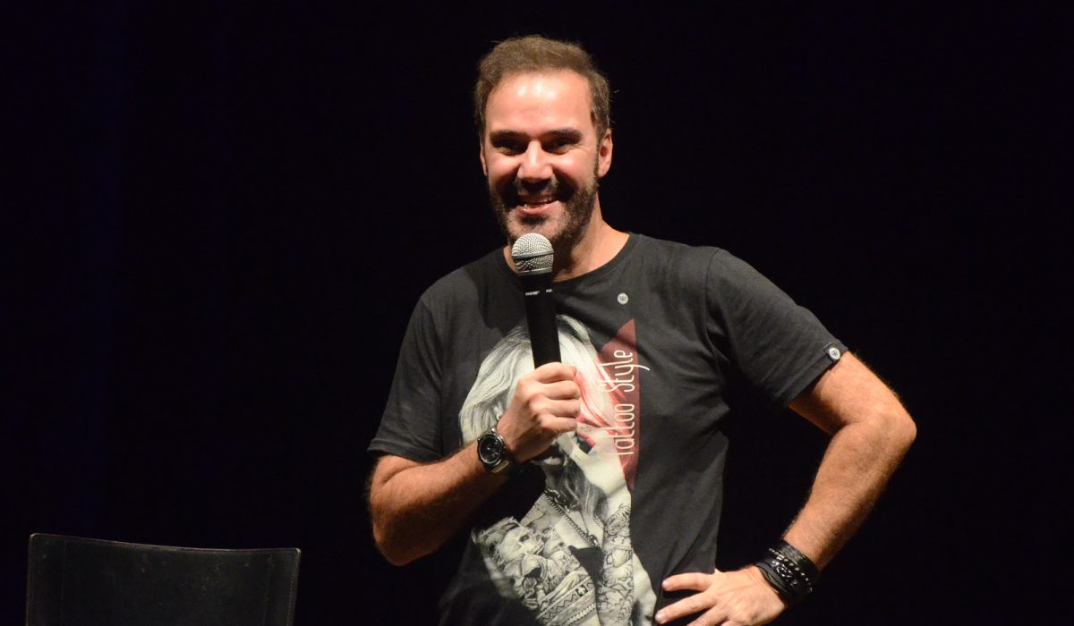 #PraTodosVerem - Diogo Portugal durante apresentação em 2018 no Teatro Mario Covas (Foto JC Curtis-Fundacc)