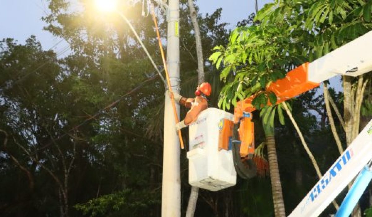 Prefeito-Inauguracao-Iluminacao-Morro-Santo-Antonio-Foto-Luis-GavaPMC-3-825x305