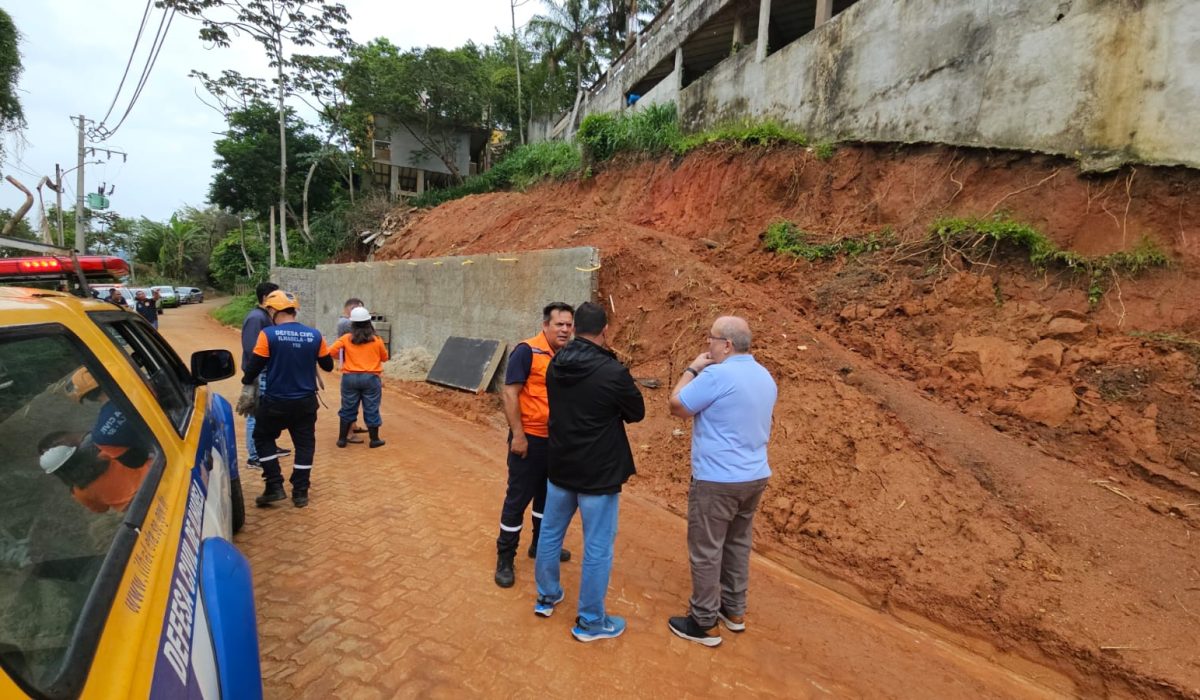 Prefeitura de Ilhabela interdita imóveis e trecho de via no Itaguassú após deslizamento de terra (2)