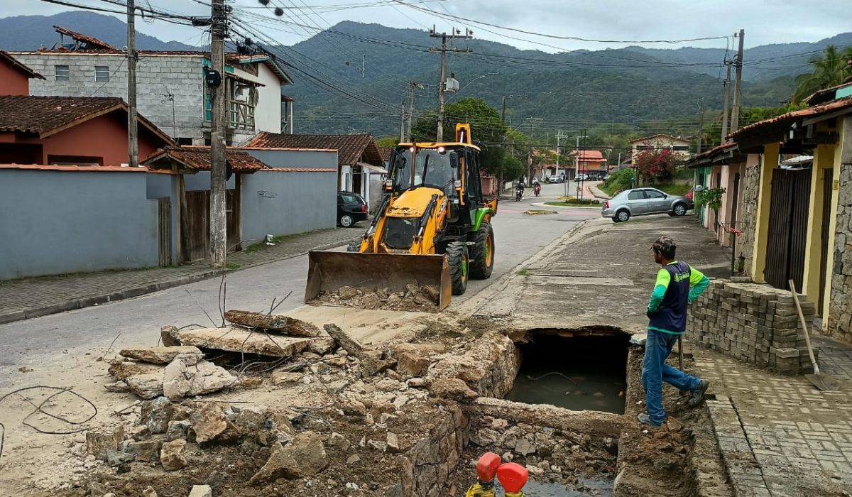 Prefeitura de Ilhabela realiza ampliação de curva na Barra Velha após incidente com caminhão de coleta de lixo (2)