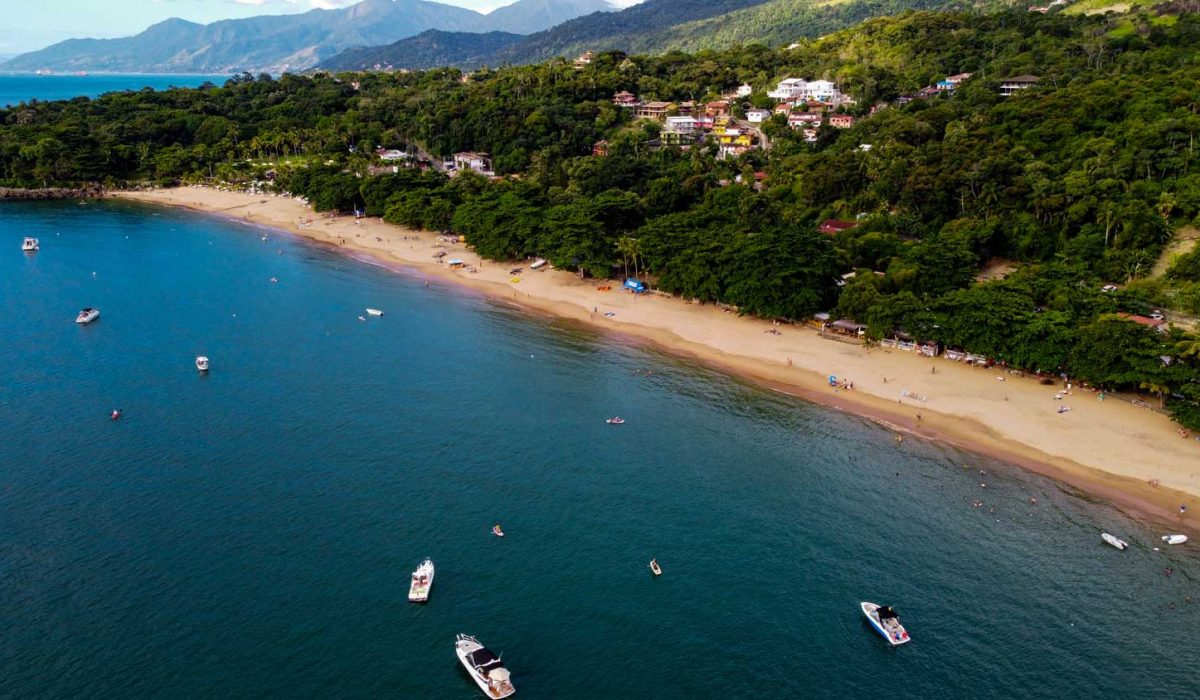 Prefeitura de Ilhabela regulamenta comércio ambulante na orla para temporada de verão