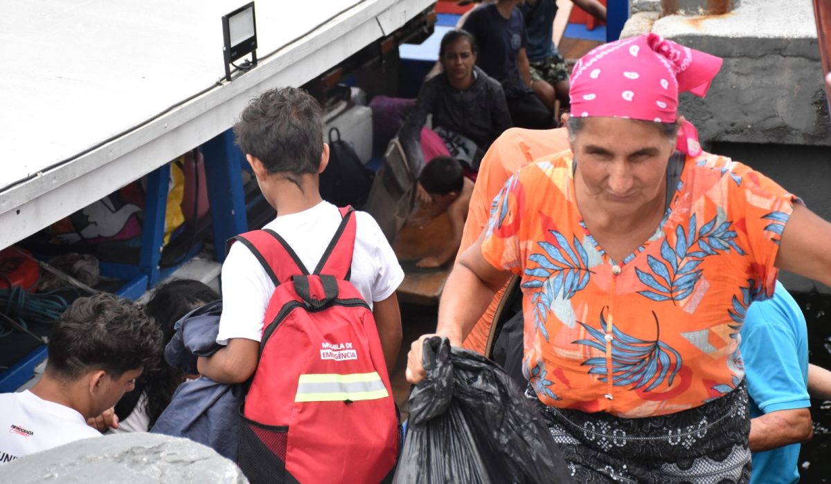 Prefeitura de Ilhabela resgata turistas e moradores que estavam temporariamente isolados em Castelhanos devido às chuvas (3)