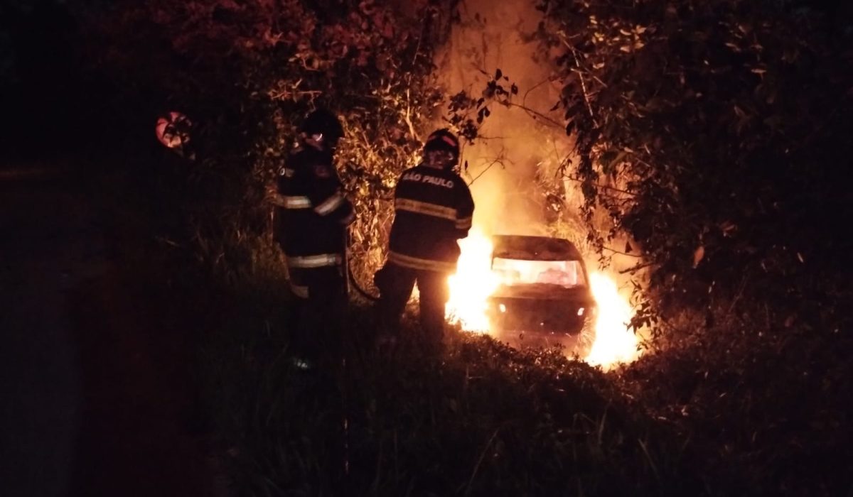 Veículo é destruído por incêndio na estrada do Rio Claro, em Caraguatatuba1