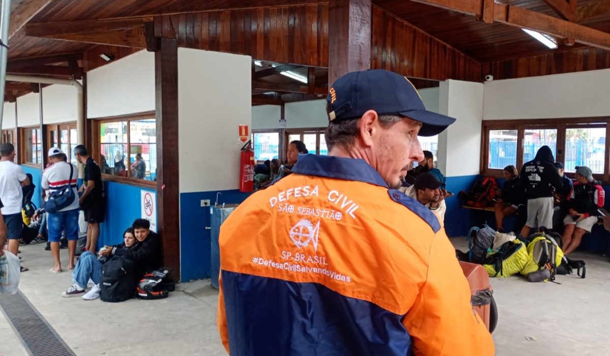 Vendaval com ventos de 80 kmh causa quedas de árvores e paralisa balsa em São Sebastião1