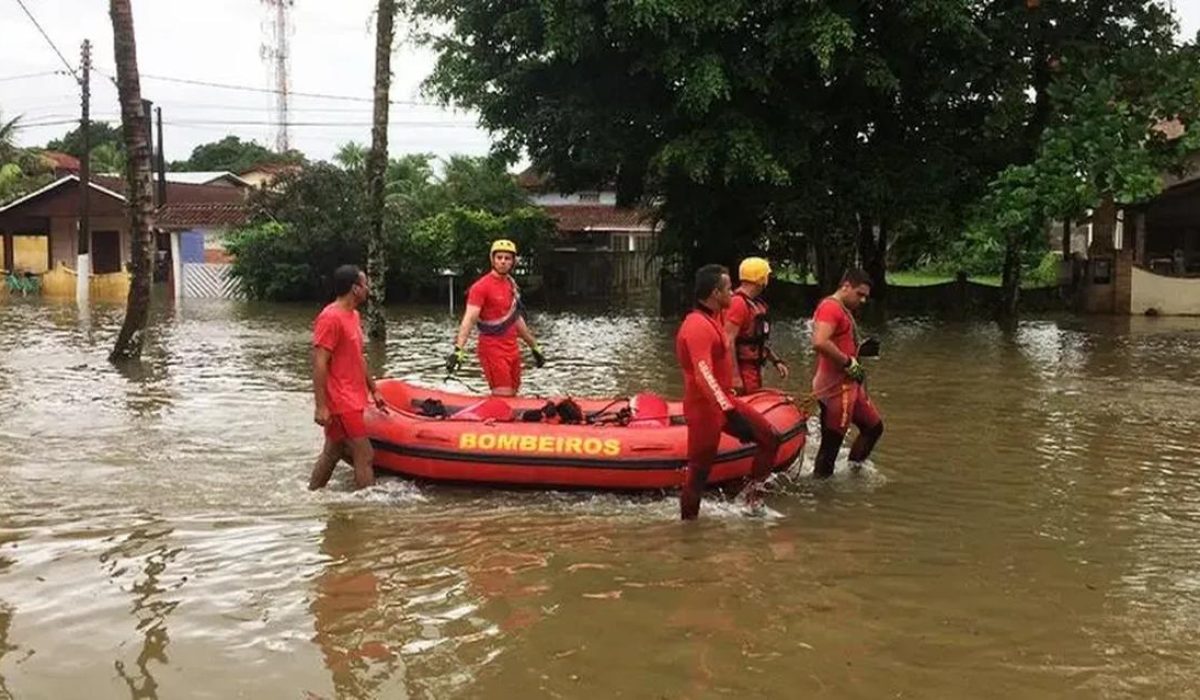 em-bertioga-alagamento-causado-por-temporal-atingiu-ruas-calcadas-e-residencias-divulgacao_Easy-Resize.com