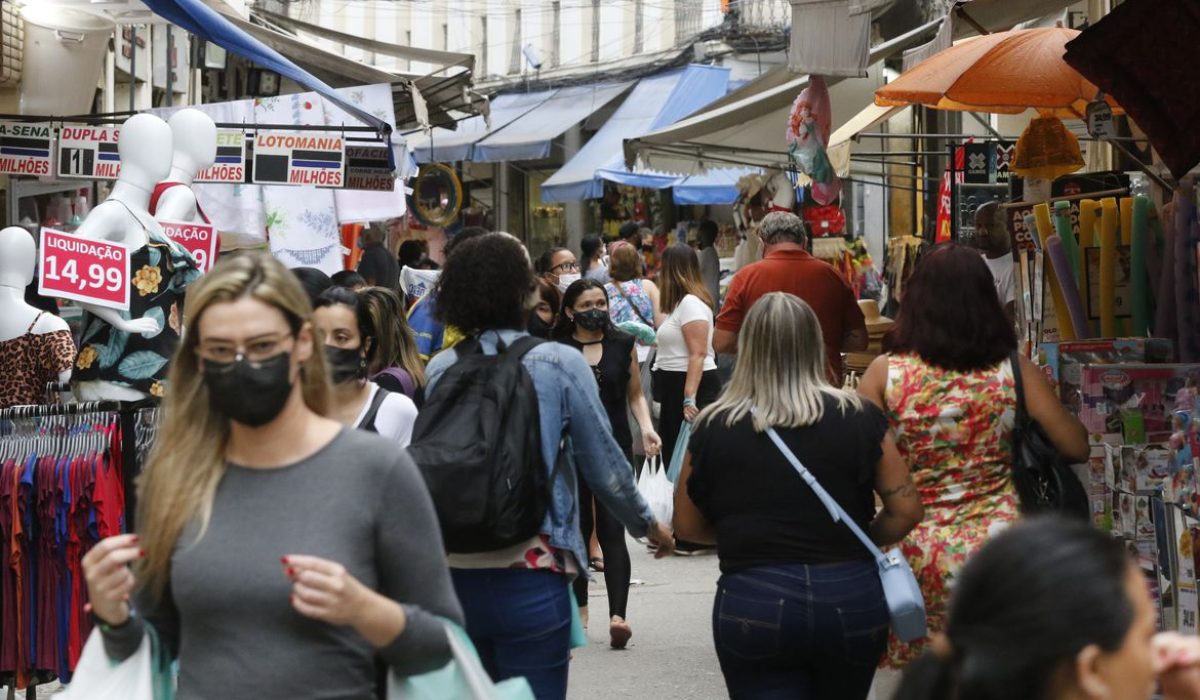 Movimento de vendas de brinquedos para o Dia das Crianças, comércio varejista nas ruas do Polo Saara, centro do Rio de Janeiro.