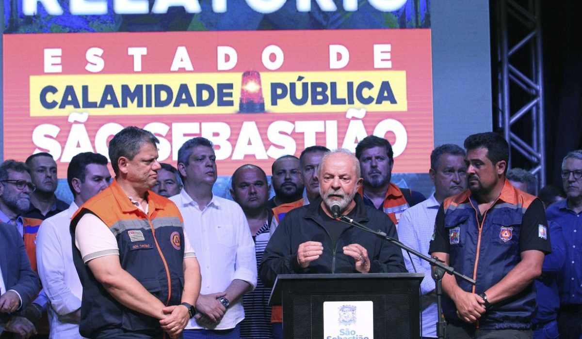Sāo Sebastiāo (SP) - 20/02/2023 - O presidente, Luiz Inácio Lula da Silva (d), e o governador de Sāo Paulo,Tarcísio de Freitas (e) durante pronunciamento sobre a situação emergencial no litoral norte de São Paulo após as fortes chuvas. Foto: Rovena Rosa/Agência Brasil