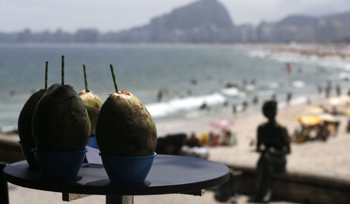 Em dia de forte calor cariocas se refrescam na praia de Copacabana.