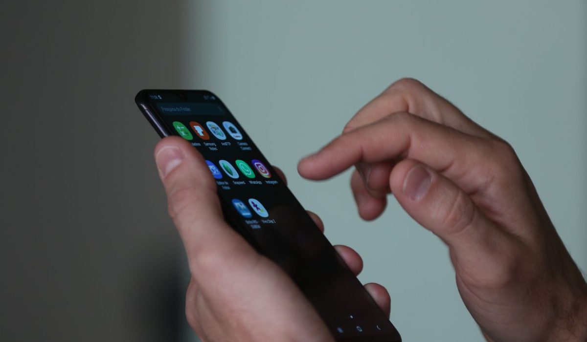 Smartphone, celular,  em uso.
